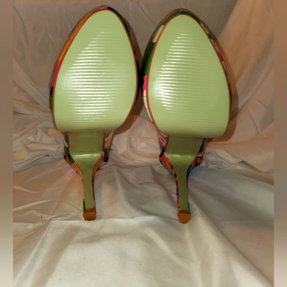 AMI Clubwear - Picture 5 of 6